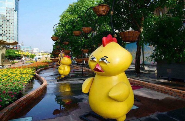 Linh vật trâu vàng đón Tết được chở bằng ô tô ở Long An, biểu cảm hoảng hốt đến hài hước khiến ai cũng phải bật cười - Ảnh 4.