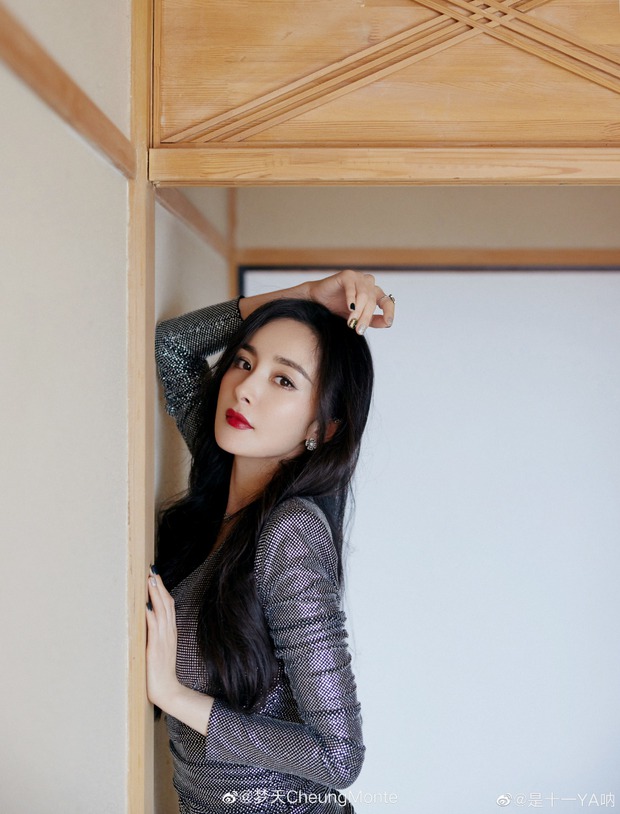 Sự kiện hot Cbiz hôm nay: Dương Mịch bất ngờ tái hợp tình cũ Lý Dịch Phong, Kim Thần sexy đọ sắc bên Lý Thấm - Ảnh 2.