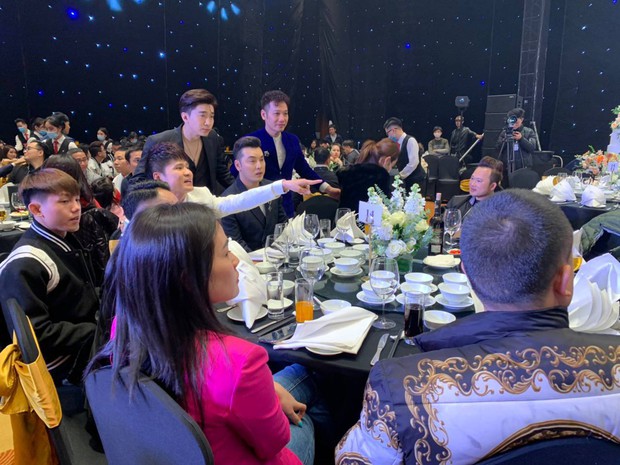 Dàn sao nô nức tới dự đám cưới Tiến Dũng ở Hà Nội: Ưng Hoàng Phúc - Chi Dân diện vest lịch lãm, dàn cầu thủ cực bảnh bao! - Ảnh 11. Dàn sao nô nức tới dự đám cưới Tiến Dũng ở Hà Nội: Ưng Hoàng Phúc - Chi Dân diện vest lịch lãm, dàn cầu thủ cực bảnh bao! - Ảnh 11.