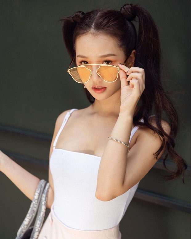 Hết Jennie, Ngọc Trinh đến Nhiệt Ba đều “cưa sừng” với tóc buộc 2 bên: Có người mặt tròn xoe mà diện lên xinh không tưởng - Ảnh 6. Hết Jennie, Ngọc Trinh đến Nhiệt Ba đều “cưa sừng” với tóc buộc 2 bên: Có người mặt tròn xoe mà diện lên xinh không tưởng - Ảnh 6.