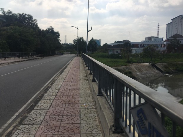 TP.HCM: Cãi nhau với người yêu, cô gái nhảy cầu tự tử nhưng bị gãy chân vì nước cạn - Ảnh 1.