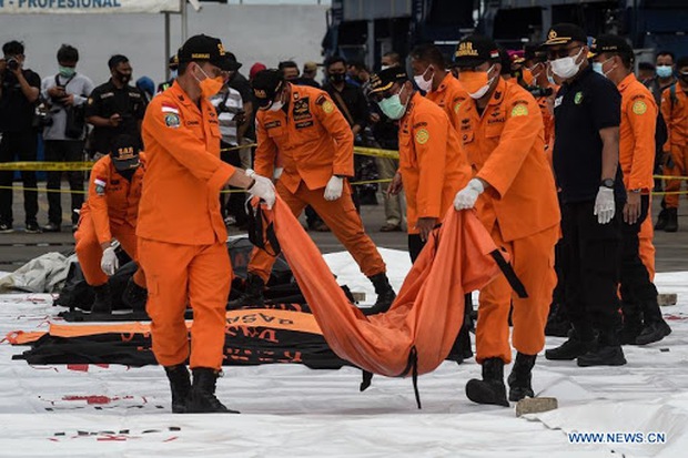 Video ghi lại 15 giây cuối cùng trước khi nổ tung dưới biển của máy bay Indonesia vừa gặp nạn được lan truyền trên MXH, thực hư ra sao? - Ảnh 1.