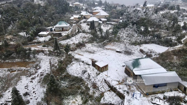 Ảnh nhìn từ trên cao: Y Tý chìm trong băng giá, mưa tuyết mờ ảo của cái lạnh âm 2 độ C, một số hoa màu tài sản của người dân bị thiệt hại - Ảnh 2.