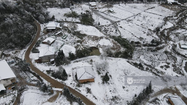Ảnh nhìn từ trên cao: Y Tý chìm trong băng giá, mưa tuyết mờ ảo của cái lạnh âm 2 độ C, một số hoa màu tài sản của người dân bị thiệt hại - Ảnh 3.