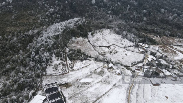 Ảnh nhìn từ trên cao: Y Tý chìm trong băng giá, mưa tuyết mờ ảo của cái lạnh âm 2 độ C, một số hoa màu tài sản của người dân bị thiệt hại - Ảnh 6.