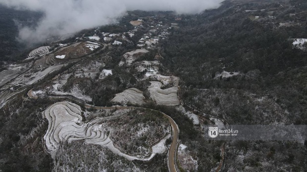 Ảnh nhìn từ trên cao: Y Tý chìm trong băng giá, mưa tuyết mờ ảo của cái lạnh âm 2 độ C, một số hoa màu tài sản của người dân bị thiệt hại - Ảnh 11.