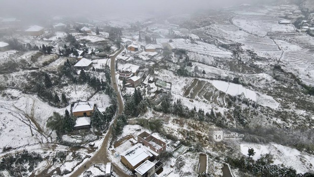 Ảnh nhìn từ trên cao: Y Tý chìm trong băng giá, mưa tuyết mờ ảo của cái lạnh âm 2 độ C, một số hoa màu tài sản của người dân bị thiệt hại - Ảnh 1.