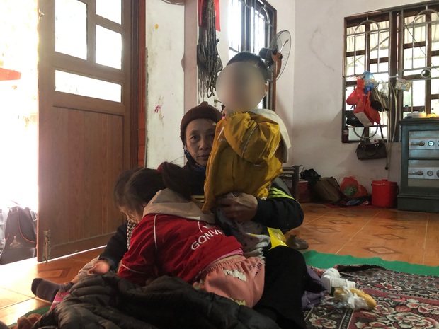 Nghi vấn xung quanh việc 2 cháu nhỏ bị bỏ rơi giữa thời tiết 10 độ C ở Hà Nội kèm bức thư bố mẹ chết rồi, ai nhặt được xin nuôi hộ - Ảnh 1.