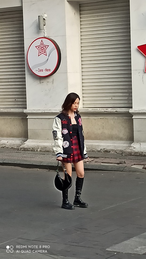 Linh Ngọc Đàm bị dìm tơi tả trong ảnh chụp trộm, tức quá cô tự kéo chân 30cm rồi up lên phản dame - Ảnh 1. Linh Ngọc Đàm bị dìm tơi tả trong ảnh chụp trộm, tức quá cô tự kéo chân 30cm rồi up lên phản dame - Ảnh 1.