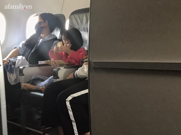 Chỉ một hành động nhỏ của bé gái trên chuyến bay, cư dân mạng đã đồng loạt nhận định: Bé lớn lên chắc chắn thành người tử tế! - Ảnh 2.