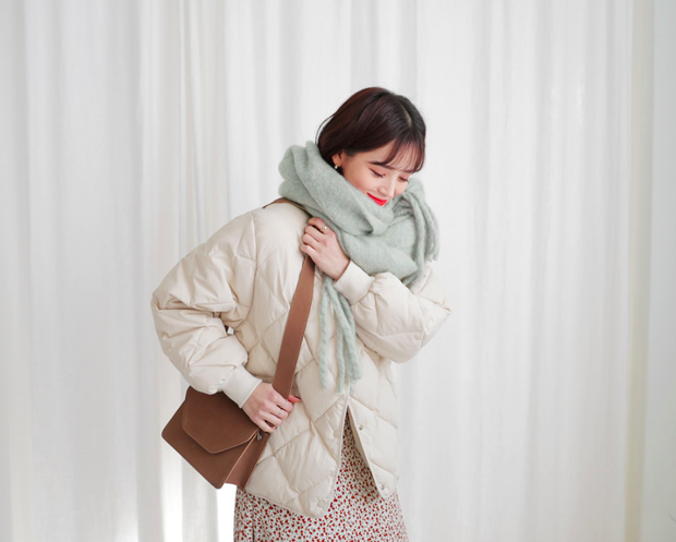 5 kiểu quàng khăn chuẩn style Hàn Quốc: Không chỉ ấm áp, sang chảnh mà còn hack chiều cao tài tình - Ảnh 9. 5 kiểu quàng khăn chuẩn style Hàn Quốc: Không chỉ ấm áp, sang chảnh mà còn hack chiều cao tài tình - Ảnh 9.