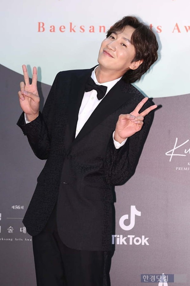 Chỉ với 1 động thái nhỏ với Song Ji Hyo diễn ra trong 3 giây, Lee Kwang Soo đã lộ rõ nét tính cách thật ngoài đời - Ảnh 15. Chỉ với 1 động thái nhỏ với Song Ji Hyo diễn ra trong 3 giây, Lee Kwang Soo đã lộ rõ nét tính cách thật ngoài đời - Ảnh 15.