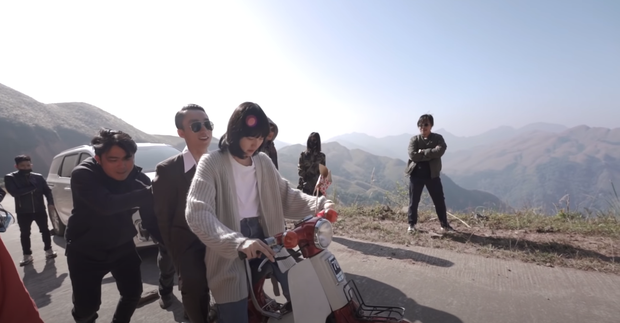 Hải Tú ví von cảnh lái xe chở Sơn Tùng trong MV Chúng Ta Của Hiện Tại với việc đèo niềm tự hào của đất nước sau lưng - Ảnh 3. Hải Tú ví von cảnh lái xe chở Sơn Tùng trong MV Chúng Ta Của Hiện Tại với việc đèo niềm tự hào của đất nước sau lưng - Ảnh 3.