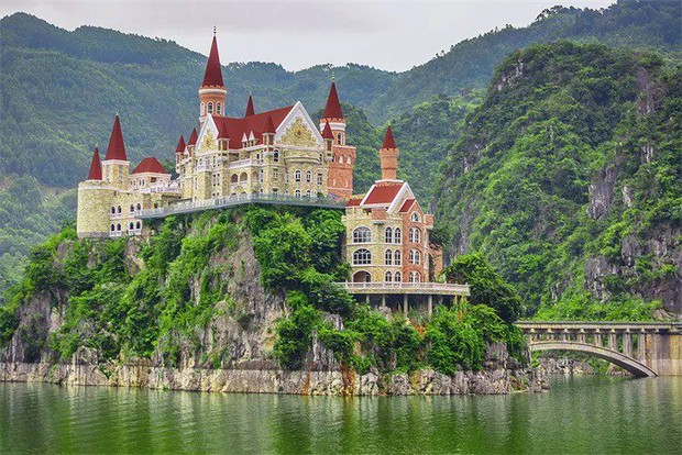 10 công trình kiến trúc xấu nhất Trung Quốc năm 2020: Được đầu tư nghìn tỷ vẫn lọt top thảm họa vì khiến người dân phát hờn - Ảnh 7.