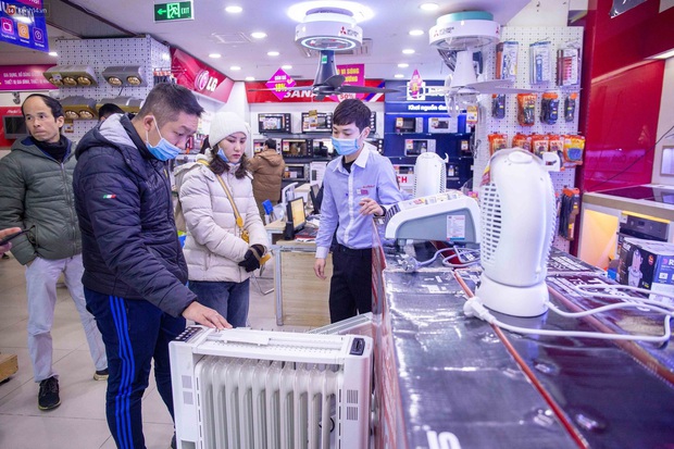 Người dân Hà Nội đổ xô đi mua quạt sưởi, đèn sưởi: Siêu thị điện máy “cháy hàng”, doanh số tăng hàng trăm lần - Ảnh 1. Người dân Hà Nội đổ xô đi mua quạt sưởi, đèn sưởi: Siêu thị điện máy “cháy hàng”, doanh số tăng hàng trăm lần - Ảnh 1.