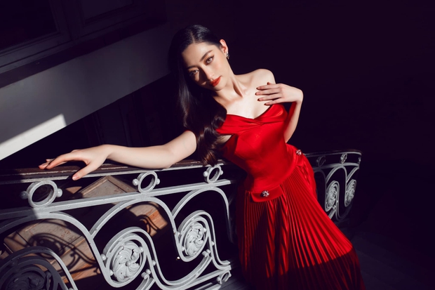 Lương Thuỳ Linh quấn khăn trăm triệu khoe đôi chân dài nhất nhì Vbiz, nhưng nhìn mà lo thay vì cắt xẻ đầy hiểm hóc - Ảnh 8. Lương Thuỳ Linh quấn khăn trăm triệu khoe đôi chân dài nhất nhì Vbiz, nhưng nhìn mà lo thay vì cắt xẻ đầy hiểm hóc - Ảnh 8.