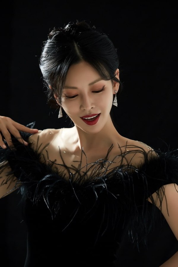 Ác nữ Penthouse Kim So Yeon hé lộ lý do để mặt mộc đi show hát giấu mặt - Ảnh 1. Ác nữ Penthouse Kim So Yeon hé lộ lý do để mặt mộc đi show hát giấu mặt - Ảnh 1.