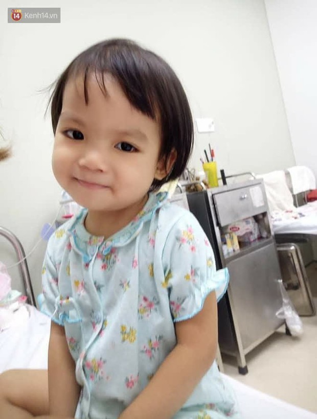 Bé gái 4 tuổi bị ung thư phải cắt bỏ 1 bên thận và câu nói nhói lòng trước ca xạ trị: Bố mẹ đừng khóc, con không đau đâu - Ảnh 1.