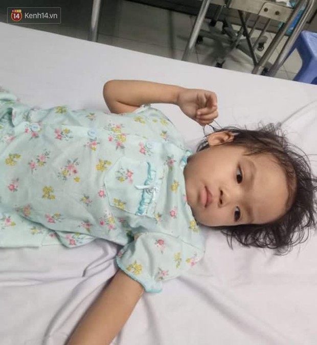 Bé gái 4 tuổi bị ung thư phải cắt bỏ 1 bên thận và câu nói nhói lòng trước ca xạ trị: Bố mẹ đừng khóc, con không đau đâu - Ảnh 2.