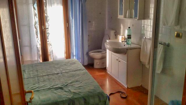 Những khách sạn có thiết kế quái đản khiến khách thuê phát bực: Lố bịch mà cứ tưởng mình hài hước! - Ảnh 19. Những khách sạn có thiết kế quái đản khiến khách thuê phát bực: Lố bịch mà cứ tưởng mình hài hước! - Ảnh 19.
