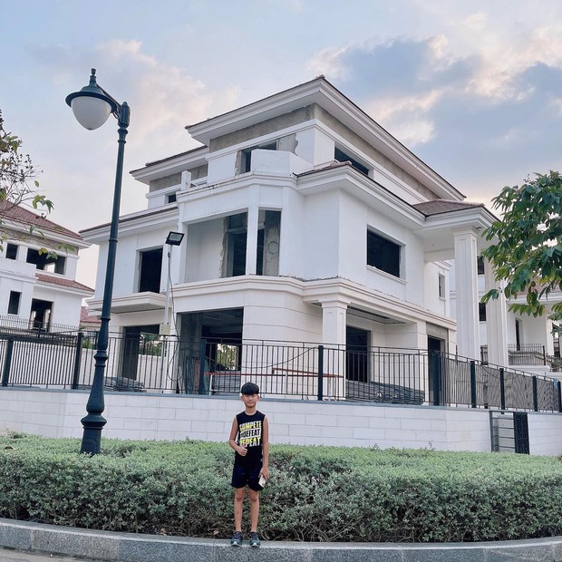 Thiếu gia sinh năm 2011: Chơi gofl đến check-in khoang thương gia đều đủ, profile bố mẹ thuộc hàng khủng - Ảnh 10. Thiếu gia sinh năm 2011: Chơi gofl đến check-in khoang thương gia đều đủ, profile bố mẹ thuộc hàng khủng - Ảnh 10.