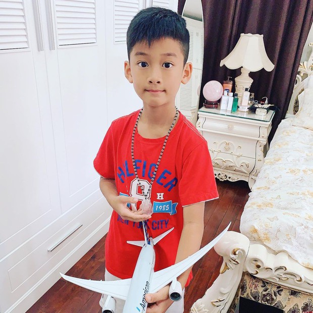 Thiếu gia sinh năm 2011: Chơi gofl đến check-in khoang thương gia đều đủ, profile bố mẹ thuộc hàng khủng - Ảnh 3. Thiếu gia sinh năm 2011: Chơi gofl đến check-in khoang thương gia đều đủ, profile bố mẹ thuộc hàng khủng - Ảnh 3.
