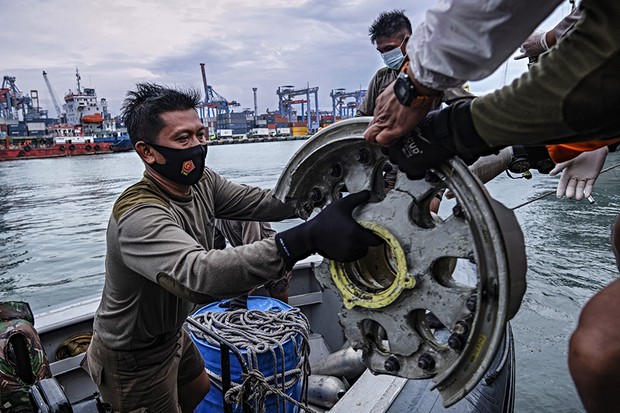 Bóng ma lẩn khuất đằng sau vụ máy bay rơi đầy bi kịch tại Indonesia: Covid-19 - Ảnh 2. Bóng ma lẩn khuất đằng sau vụ máy bay rơi đầy bi kịch tại Indonesia: Covid-19 - Ảnh 2.