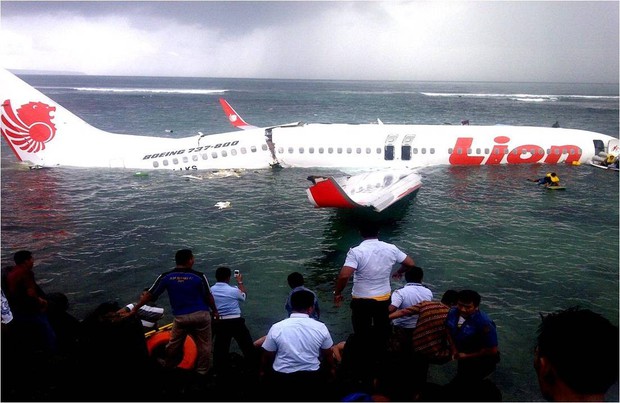 Bóng ma lẩn khuất đằng sau vụ máy bay rơi đầy bi kịch tại Indonesia: Covid-19 - Ảnh 7. Bóng ma lẩn khuất đằng sau vụ máy bay rơi đầy bi kịch tại Indonesia: Covid-19 - Ảnh 7.