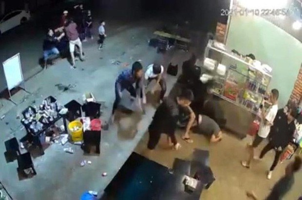 Clip: Kinh hoàng nhóm thanh niên đánh dã man 1 người đàn ông trong quán Sóc Nâu - Ảnh 2. Clip: Kinh hoàng nhóm thanh niên đánh dã man 1 người đàn ông trong quán Sóc Nâu - Ảnh 2.