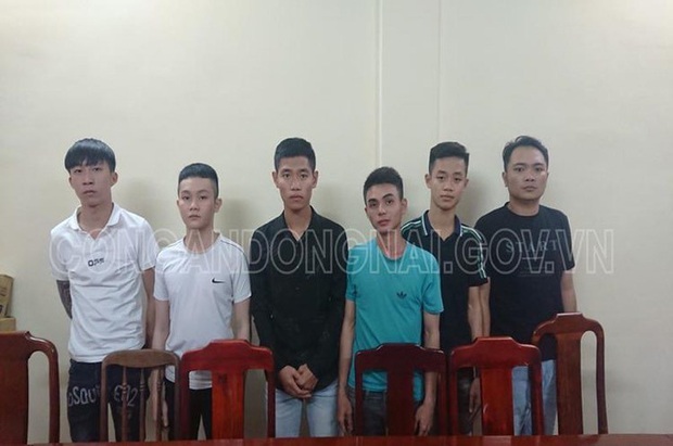 Clip: Kinh hoàng nhóm thanh niên đánh dã man 1 người đàn ông trong quán Sóc Nâu - Ảnh 3. Clip: Kinh hoàng nhóm thanh niên đánh dã man 1 người đàn ông trong quán Sóc Nâu - Ảnh 3.