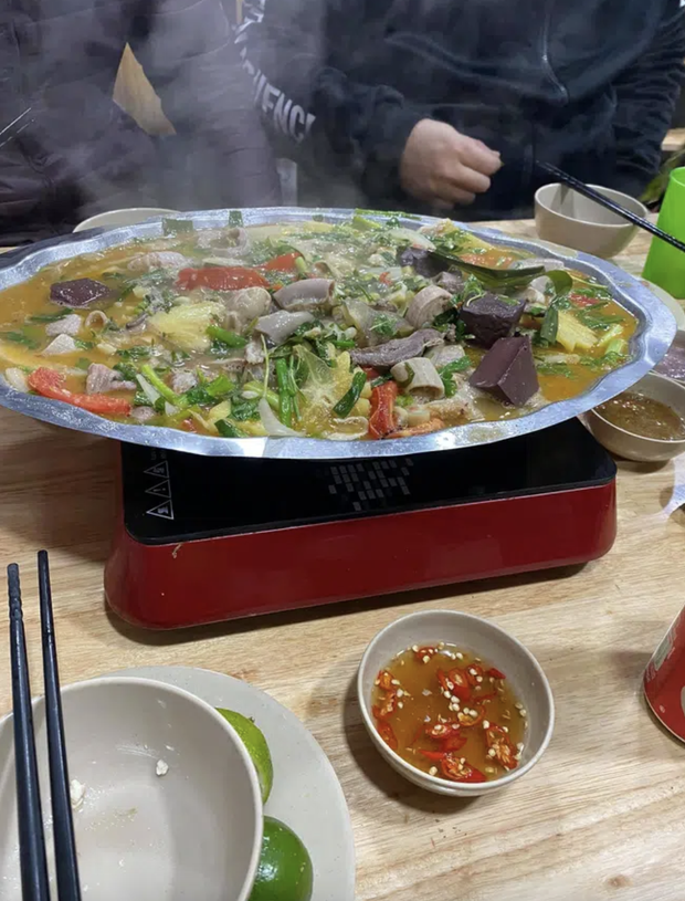 Háo hức đi ăn lẩu lòng bò vì quảng cáo hấp dẫn, cô gái Hà Nội phát hoảng vì miếng nầm đổi màu xanh tím thâm, song giải thích của quán khiến cô nàng ngơ ngác - Ảnh 1. Háo hức đi ăn lẩu lòng bò vì quảng cáo hấp dẫn, cô gái Hà Nội phát hoảng vì miếng nầm đổi màu xanh tím thâm, song giải thích của quán khiến cô nàng ngơ ngác - Ảnh 1.