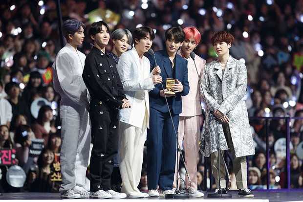 Bí ẩn khoảnh khắc gây hoang mang tột độ của BTS: V bị nghi liếm má Jin, J-Hope bay màu trên sân khấu MAMA, ngã ngửa khi tìm ra sự thật - Ảnh 7. Bí ẩn khoảnh khắc gây hoang mang tột độ của BTS: V bị nghi liếm má Jin, J-Hope bay màu trên sân khấu MAMA, ngã ngửa khi tìm ra sự thật - Ảnh 7.