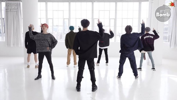 Bí ẩn khoảnh khắc gây hoang mang tột độ của BTS: V bị nghi liếm má Jin, J-Hope bay màu trên sân khấu MAMA, ngã ngửa khi tìm ra sự thật - Ảnh 4. Bí ẩn khoảnh khắc gây hoang mang tột độ của BTS: V bị nghi liếm má Jin, J-Hope bay màu trên sân khấu MAMA, ngã ngửa khi tìm ra sự thật - Ảnh 4.