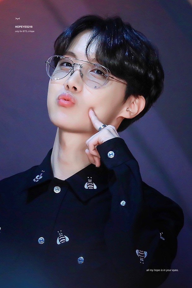 Bí ẩn khoảnh khắc gây hoang mang tột độ của BTS: V bị nghi liếm má Jin, J-Hope bay màu trên sân khấu MAMA, ngã ngửa khi tìm ra sự thật - Ảnh 8. Bí ẩn khoảnh khắc gây hoang mang tột độ của BTS: V bị nghi liếm má Jin, J-Hope bay màu trên sân khấu MAMA, ngã ngửa khi tìm ra sự thật - Ảnh 8.