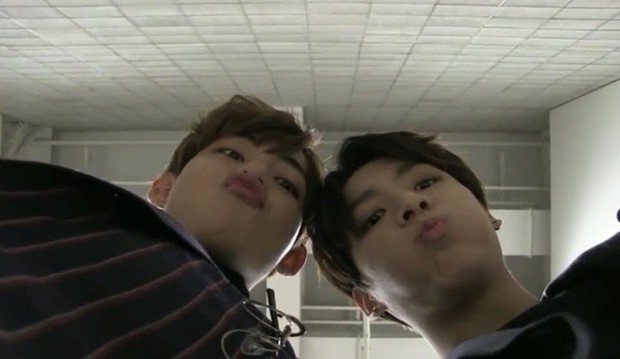 Bí ẩn khoảnh khắc gây hoang mang tột độ của BTS: V bị nghi liếm má Jin, J-Hope bay màu trên sân khấu MAMA, ngã ngửa khi tìm ra sự thật - Ảnh 21. Bí ẩn khoảnh khắc gây hoang mang tột độ của BTS: V bị nghi liếm má Jin, J-Hope bay màu trên sân khấu MAMA, ngã ngửa khi tìm ra sự thật - Ảnh 21.