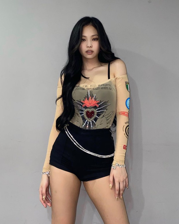 Jennie đặc biệt ở chỗ, mỗi lần lên đồ sexy khoe bờ vai 90 độ là làm fan thổn thức - Ảnh 3.