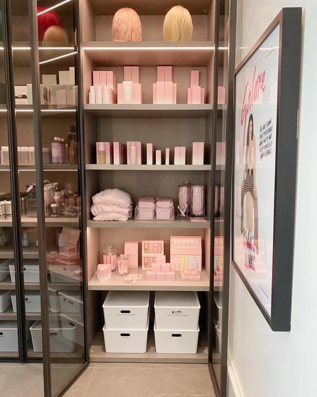 Chẳng có gì ngoài tiền, Kylie Jenner chi 300 triệu chỉ để decor phòng trang điểm - Ảnh 7. Chẳng có gì ngoài tiền, Kylie Jenner chi 300 triệu chỉ để decor phòng trang điểm - Ảnh 7.