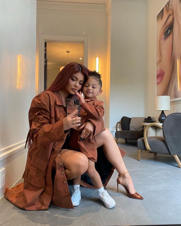 Chẳng có gì ngoài tiền, Kylie Jenner chi 300 triệu chỉ để decor phòng trang điểm - Ảnh 2. Chẳng có gì ngoài tiền, Kylie Jenner chi 300 triệu chỉ để decor phòng trang điểm - Ảnh 2.
