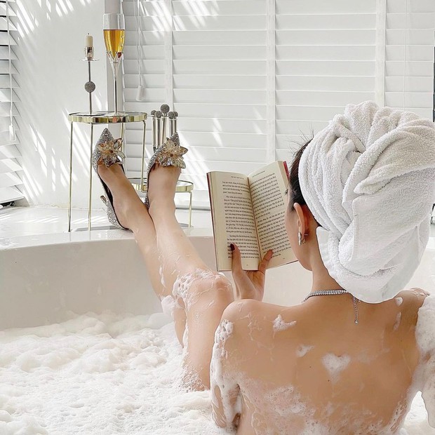 Ngọc Trinh khoe ảnh nude trong bồn tắm nhưng đôi giày công chúa 120 triệu lại là thứ khiến netizen lo lắng - Ảnh 1. Ngọc Trinh khoe ảnh nude trong bồn tắm nhưng đôi giày công chúa 120 triệu lại là thứ khiến netizen lo lắng - Ảnh 1.