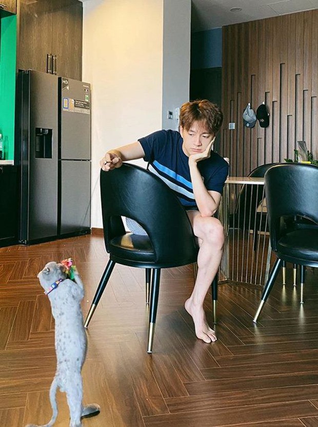 Căn hộ của Ngô Kiến Huy: Đơn giản nhưng không thua kém ai trong showbiz, bước vào khu bếp mới trầm trồ - Ảnh 1. Căn hộ của Ngô Kiến Huy: Đơn giản nhưng không thua kém ai trong showbiz, bước vào khu bếp mới trầm trồ - Ảnh 1.