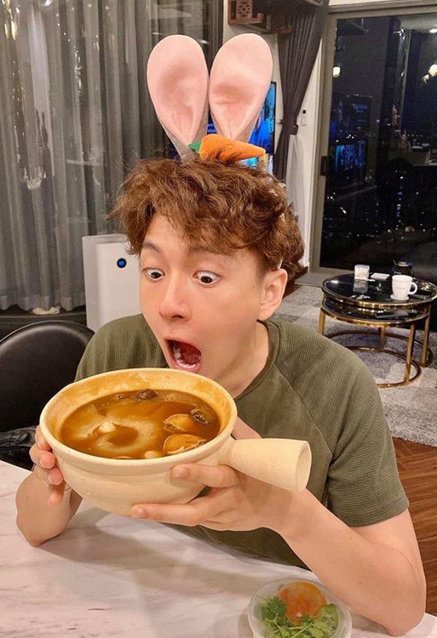 Căn hộ của Ngô Kiến Huy: Đơn giản nhưng không thua kém ai trong showbiz, bước vào khu bếp mới trầm trồ - Ảnh 4. Căn hộ của Ngô Kiến Huy: Đơn giản nhưng không thua kém ai trong showbiz, bước vào khu bếp mới trầm trồ - Ảnh 4.