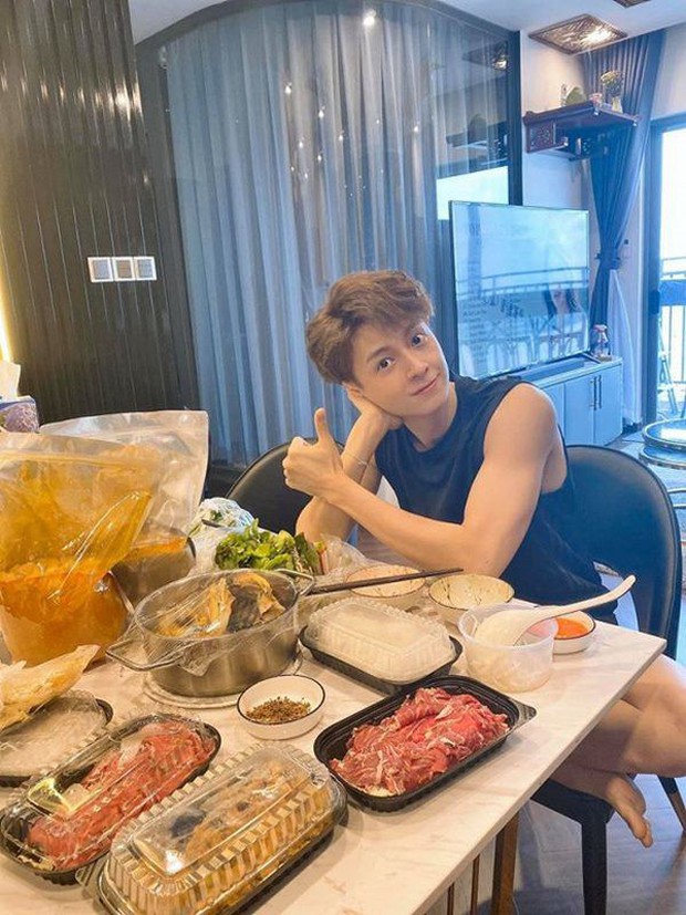 Căn hộ của Ngô Kiến Huy: Đơn giản nhưng không thua kém ai trong showbiz, bước vào khu bếp mới trầm trồ - Ảnh 3. Căn hộ của Ngô Kiến Huy: Đơn giản nhưng không thua kém ai trong showbiz, bước vào khu bếp mới trầm trồ - Ảnh 3.