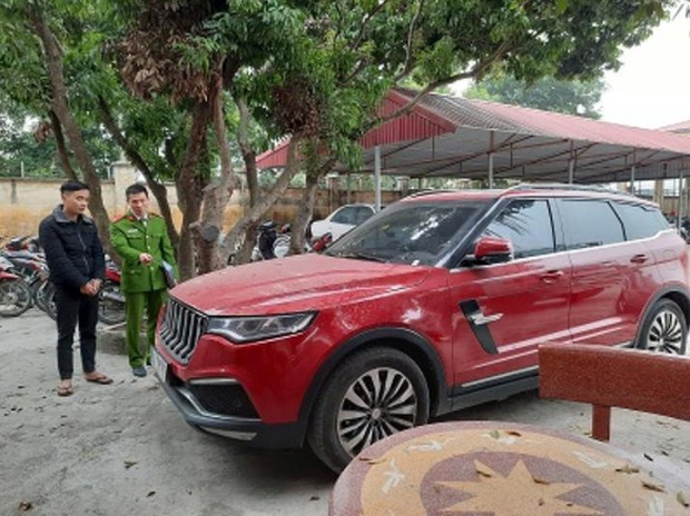 Truy nã Hồ Văn Khoa nổ súng vào xe ô tô của thánh chửi Dương Minh Tuyền - Ảnh 2. Truy nã Hồ Văn Khoa nổ súng vào xe ô tô của thánh chửi Dương Minh Tuyền - Ảnh 2.