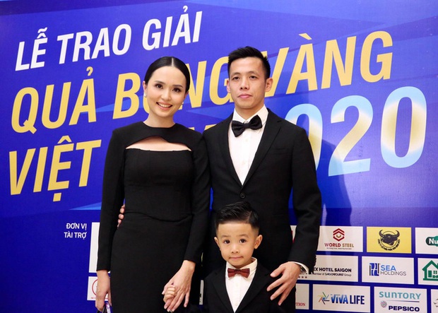 Ca sĩ khách mời Phạm Anh Khoa gặp sự cố hài hước trong tiệc mừng Văn Quyết giành Quả bóng vàng 2020 - Ảnh 2. Ca sĩ khách mời Phạm Anh Khoa gặp sự cố hài hước trong tiệc mừng Văn Quyết giành Quả bóng vàng 2020 - Ảnh 2.