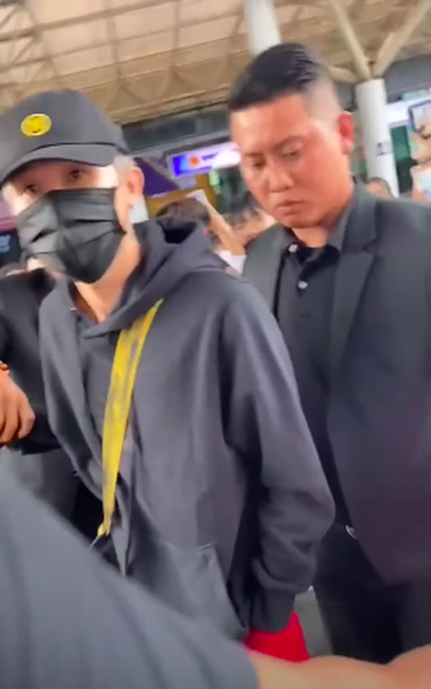 Clip: Jack hướng ánh mắt sắc như dao về phía nhân viên an ninh khi hất tay fan girl cực phũ - Ảnh 5. Clip: Jack hướng ánh mắt sắc như dao về phía nhân viên an ninh khi hất tay fan girl cực phũ - Ảnh 5.