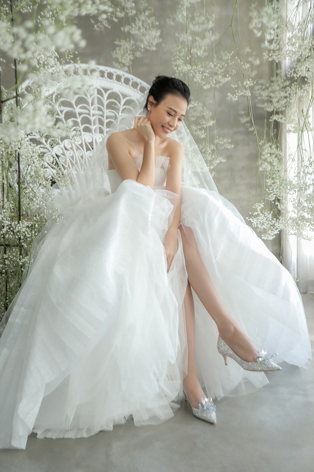 Ngọc Trinh khoe ảnh nude trong bồn tắm nhưng đôi giày công chúa 120 triệu lại là thứ khiến netizen lo lắng - Ảnh 6. Ngọc Trinh khoe ảnh nude trong bồn tắm nhưng đôi giày công chúa 120 triệu lại là thứ khiến netizen lo lắng - Ảnh 6.