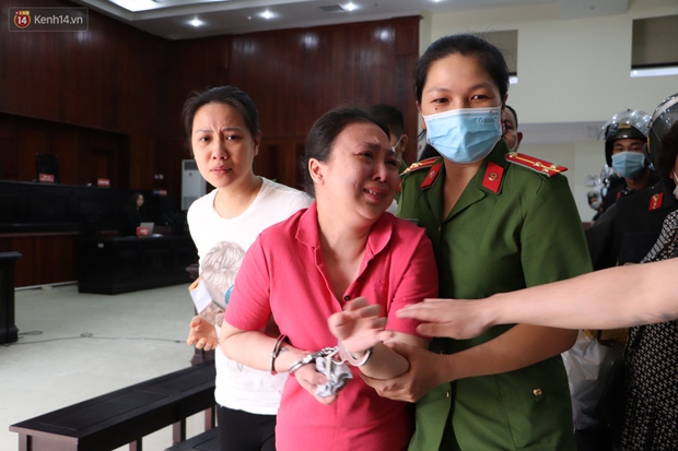 Chùm ảnh: Nữ bị cáo Lê Hương Giang bật khóc nức nở, ông trùm ma túy Văn Kính Dương cùng người tình tươi cười rời tòa - Ảnh 9.