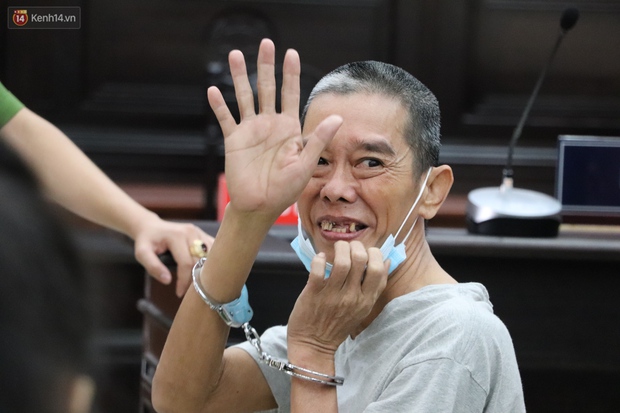 Ông trùm ma túy Văn Kính Dương bình tĩnh đến tòa, liên tục quay lại phía sau nói chuyện với người tình Ngọc Miu - Ảnh 5. Ông trùm ma túy Văn Kính Dương bình tĩnh đến tòa, liên tục quay lại phía sau nói chuyện với người tình Ngọc Miu - Ảnh 5.