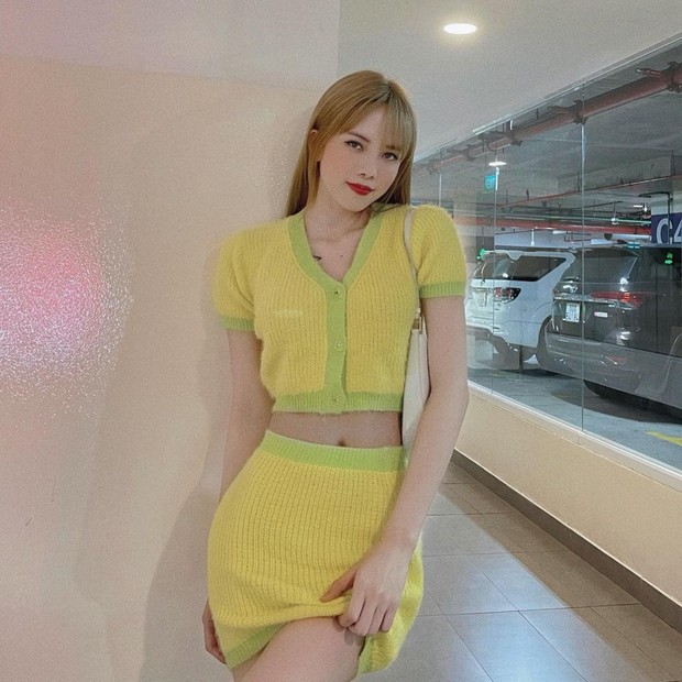 Set đồ vàng chanh xinh xắn của Thiều Bảo Trâm hoá ra là đồ “phake”, bản gốc xịn sò là item Jennie diện - Ảnh 1.