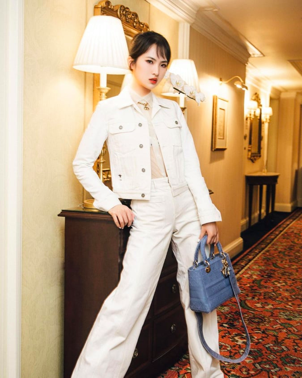 Tiểu thư gia thế khủng nhất Trung Quốc chính thức gia nhập showbiz, chưa chi đã nhận rổ gạch đá chê bai từ netizen - Ảnh 6. Tiểu thư gia thế khủng nhất Trung Quốc chính thức gia nhập showbiz, chưa chi đã nhận rổ gạch đá chê bai từ netizen - Ảnh 6.